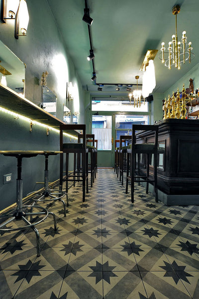 Cocktail bar con pavimento decorativo Marca Corona Terra Stella