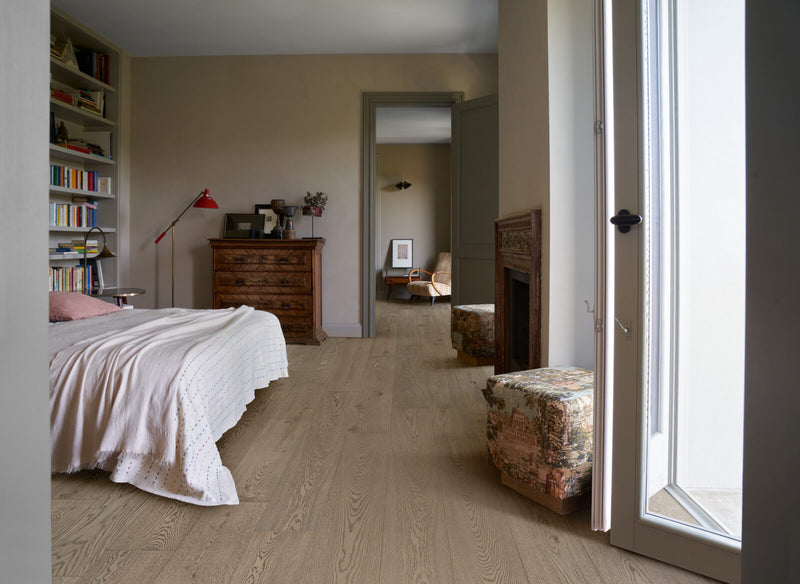 Soggiorno con pavimento in gres porcellanato effetto legno