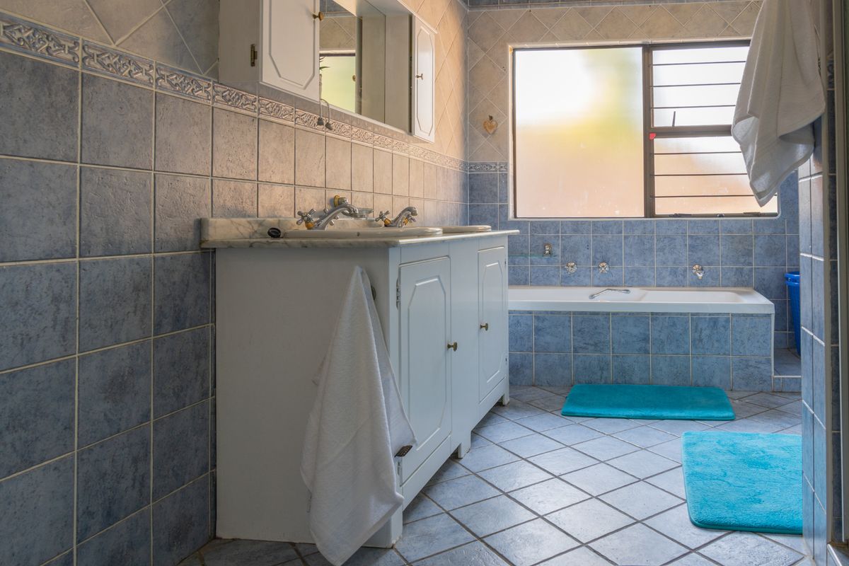 Blue total-look bathroom