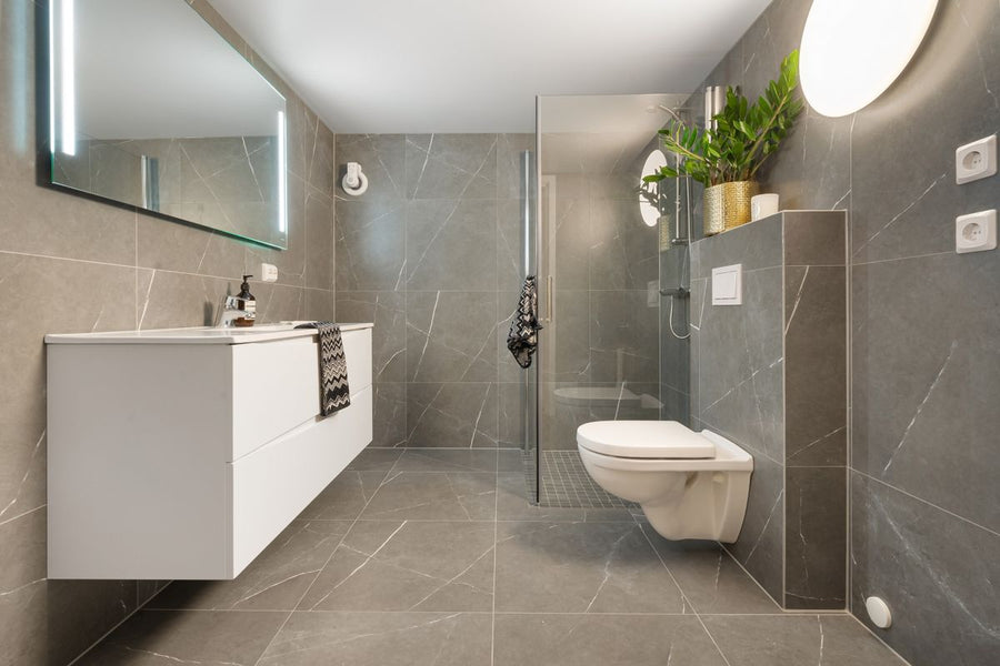Grey total-look bathroom
