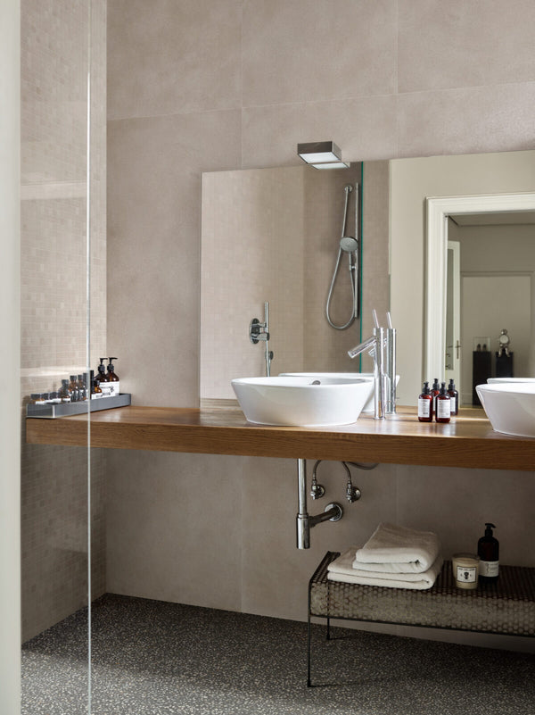 Marazzi Alchimia Greige – rivestimento effetto microcemento in bagno