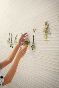 Marazzi Appeal Sand Wind – rivestimento tridimensionale decorato con fiori