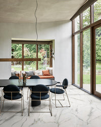 Marazzi Arcadia Calacatta – pavimento effetto marmo nella sala da pranzo