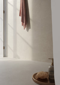 Marazzi Grande Concrete Look Slow Calce – pavimento e rivestimento chiaro in bagno