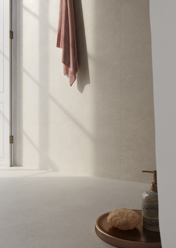 Marazzi Grande Concrete Look Slow Calce – pavimento e rivestimento chiaro in bagno