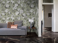 Marazzi Grande Marble Look Calacatta Black – pavimento lucido in soggiorno