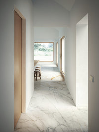 Marazzi Grande Marble Look Golden White – pavimento effetto marmo nel corridoio