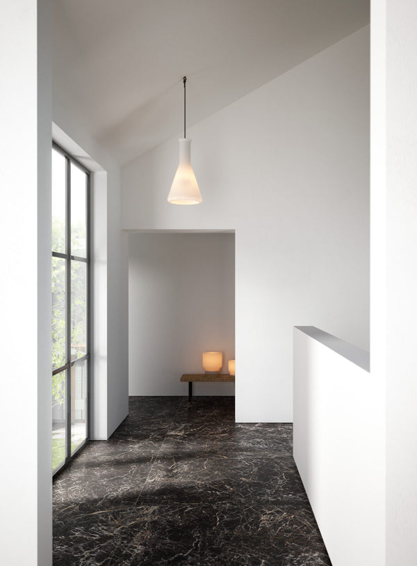 Marazzi Grande Marble Look Saint Laurent – pavimento effetto marmo nel corridoio
