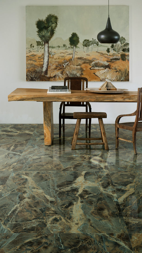 Marazzi Grande Marble Look Verde Borgogna – pavimento effetto marmo nella sala da pranzo