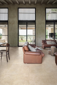 Marazzi Mystone Limestone Sand – pavimento in soggiorno