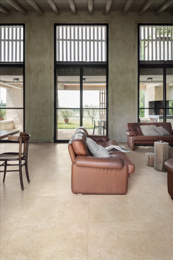 Marazzi Mystone Limestone Sand – pavimento in soggiorno