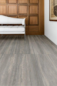 Marazzi Mystone Travertino Silver – pavimento in soggiorno