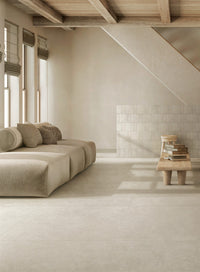 Marazzi Room Bianco – pavimento effetto pietra nel soggiorno