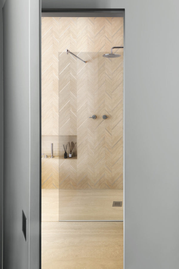 Marazzi Mystone Travertino Classico – rivestimento e pavimento in doccia