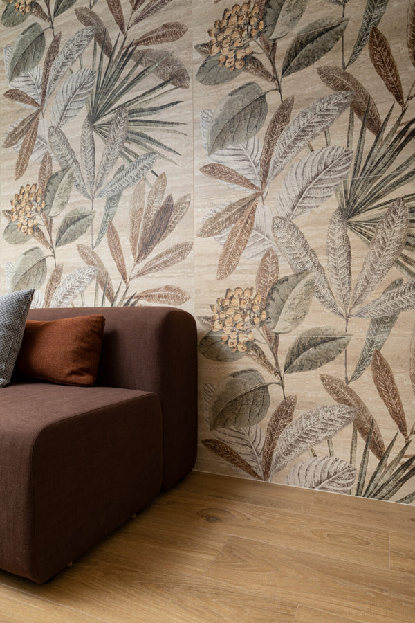 Marazzi Mystone Travertino Classico Pannello Botanico – rivestimento floreale in soggiorno