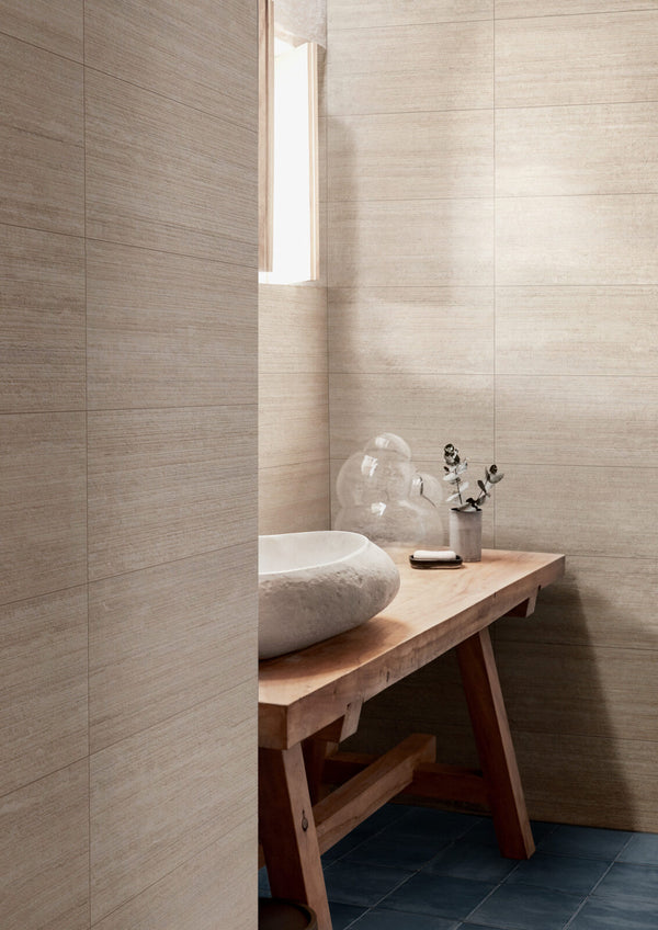 Marazzi Mystone Travertino Classico Righe – rivestimento tridimensionale in bagno