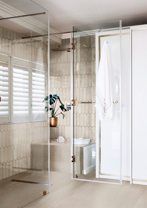 Bagno con piastrelle Marazzi Mystone Travertino Navona in gres effetto travertino chiaro